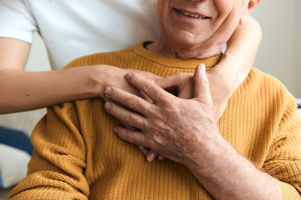 Liebevolle Umarmung als Zeichen des Zusammenhalts der Pflegeperson und des Kunden
