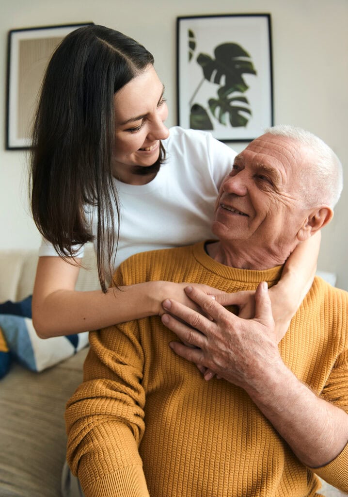 Pflegefachkraft umarmt den Kunden als Ausdruck ihrer Verbundenheit