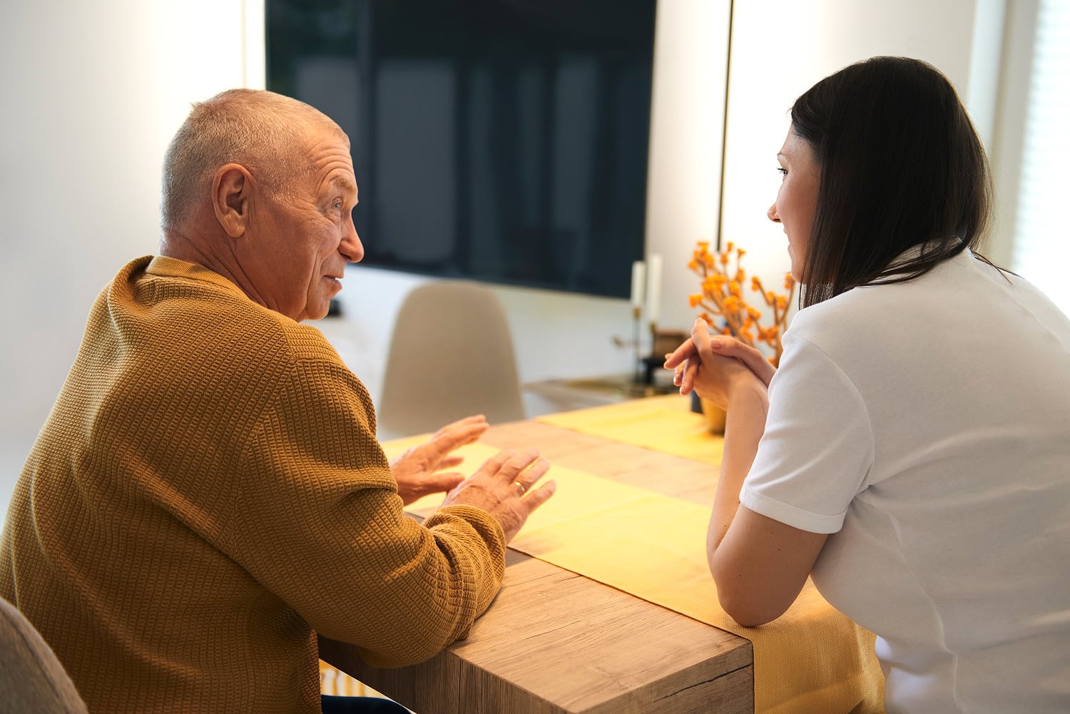 Betreuung durch Pflegehelferin in der häuslichen Umgebung des pflegebedürftigen Kunden