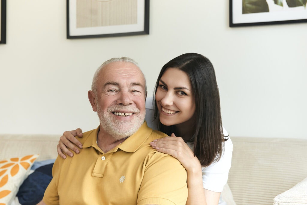 Pflegefachkraft unterstützt den Kunden im Rahmen der täglichen ambulaten Pflege