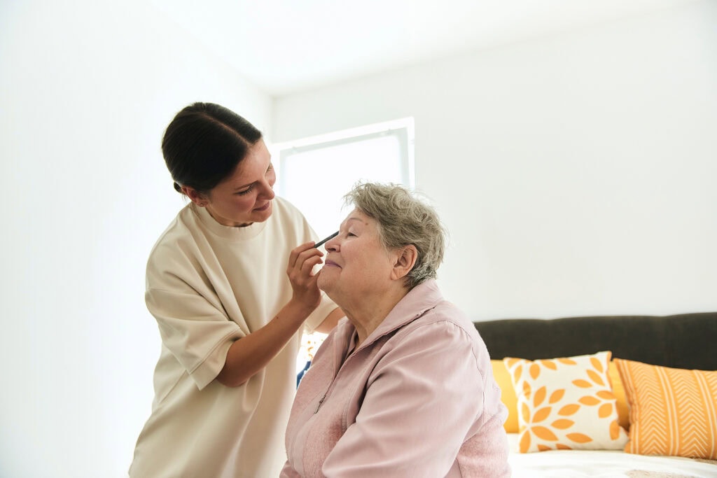 pflegehelfer unterstuetzung kundin zuhause 1500 - Betreuungsdienst in Düsseldorf - Lebenswerk Pflegedienst Düsseldorf