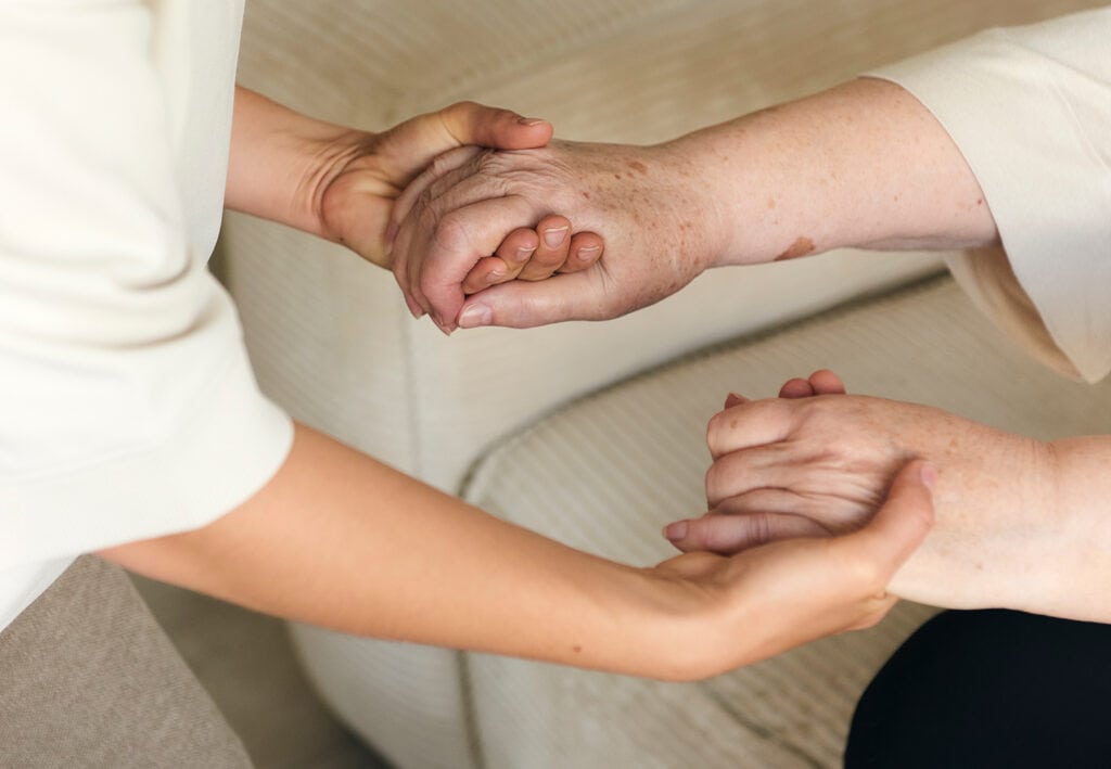 unterstuetzung aufstehen handreichen pflegeperson 1500 - Hausnotruf in Düsseldorf - Lebenswerk Pflegedienst Düsseldorf